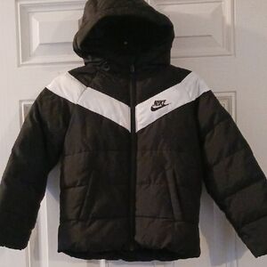 ***Nike Kids Black and White Puffer Hooded Zip Up Jacket Size 6-7